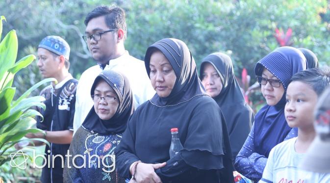 Istri Komeng dan keluarga mengantarkan Cantika ke tempat peristirahatannya yang terakhir. [Yunan Nasution/Bintang.com]