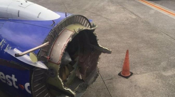 Salah satu mesin pesawat rusak dan menghilang di tengah penerbangan (Reuters)