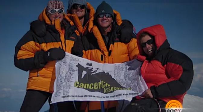 Dirks, bersama penderita kanker lainnya berada di puncak gunung Kilimanjaro, Afrika (Foto: www.Today.com)