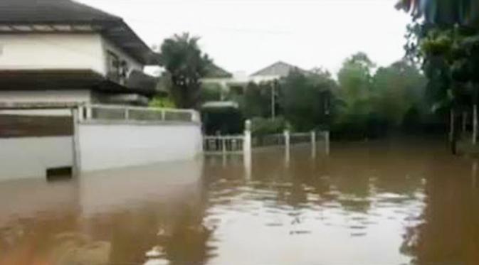 Banjir di perumahan mewah di kawasan Kemang Selatan juga mulai surut. Meski demikian, air masih berada pada ketinggian 1 meter.