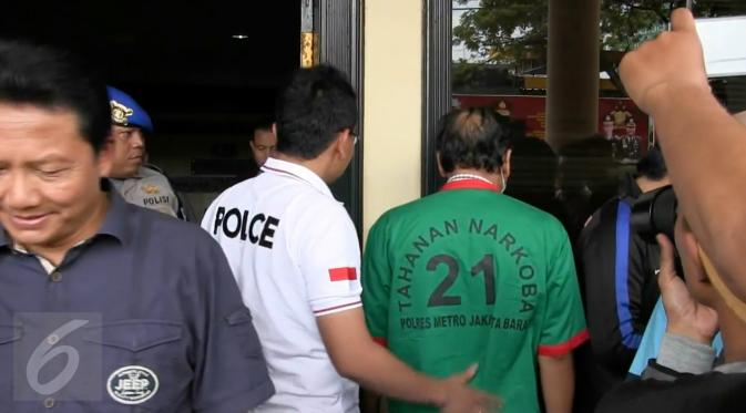 Satuan kepolisian sektor Jakarta Barat berhasil menangkap Imam S. Arifin (baju tahanan hijau) lantaran kedapatan memiliki narkoba.