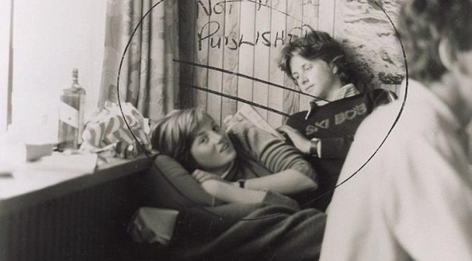 Diana muda terlihat berbaring di samping seorang pria misterius yang sedang membaca buku (Dailymail.com).