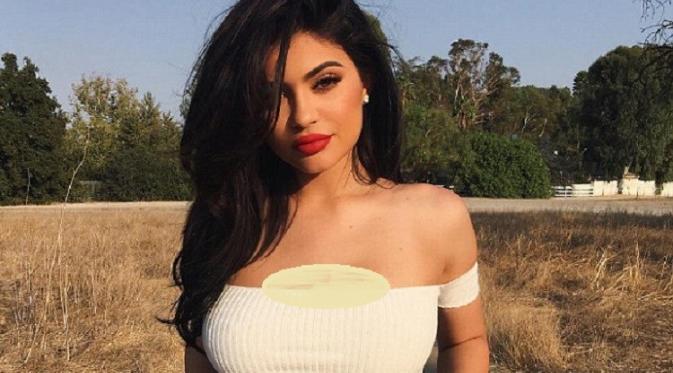 Payudara Kylie Jenner terlihat lebih besar di unggahan Instagramnya ini.