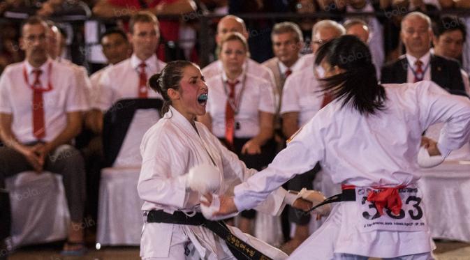 Karateka Italia, Daphne Rebolho, membuat kejutan dengan mengalahkan karateka Jepang, Chikage K. Daphne Rebolho berhasil meraih gelar juara Kumite 