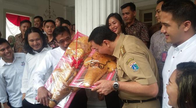 Ahok dan Djarot menerima roti buaya dari relawan di Balai Kota DKI Jakarta. (Liputan6.com/ Delvira Chaerani Hutabarat)