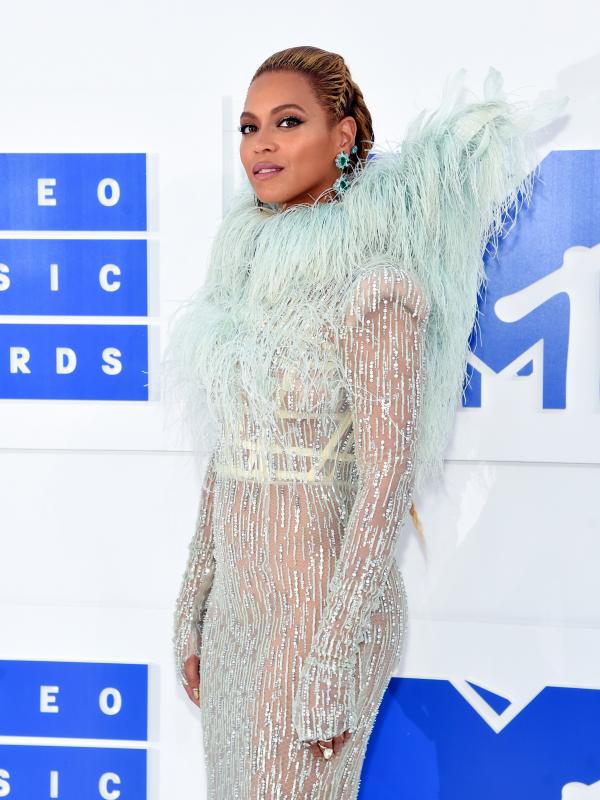 Beyonce tampil dengan 'sayap' di pundaknya saat ajang MTV Video Music Awards (VMA) 2016 di New York, Minggu (28/8). Beyonce juga mencuri perhatian dengan gaun dramatis yang dihiasi kristal serta bulu. (Jamie McCarthy/GETTY IMAGES NORTH AMERICA/AFP)