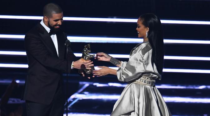 Rihanna tersenyum saat menerima penghargaan Michael Jackson Video Vanguard di MTV VMA 2016, New York, AS, (28/8). Drake diketahui memberi ucapan selamat kepada Rihanna dengan menyewa papan iklan raksasa di Los Angeles. (AFP PHOTO/Jewel SAMAD)