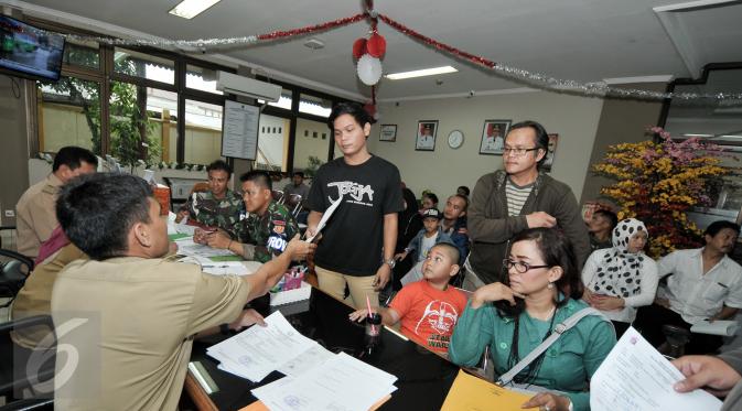 Sejumlah warga melakukan pendaftaran perekaman KTP elektronik (e-KTP) di Kelurahan Srengseng Sawah, Jakarta, Senin (29/8). Dukcapil Kemendagri memberikan tenggat waktu akhir perekaman data e-KTP hingga 30 September 2016. (Liputan6.com/Yoppy Renato)