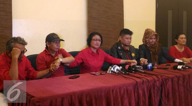 Debbie Cynthia Dewi (tengah) sebagai Juru Bicara PARFI 1956 menggelar konfrensi pers terkait tertangkapnya Ketua Parfi Gatot Brajamusti karena kasus narkoba. (Foto: Zulfa Ayu Sundar/Liputan6.com)