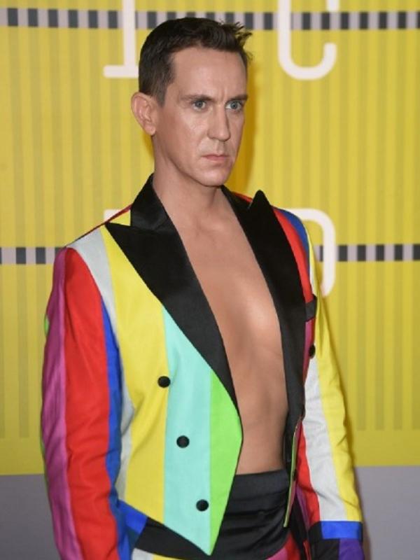 Desainer Jeremy Scott tampil dalam balutan warna-warni saat menghadiri VMA. (AFP/Bintang.com)