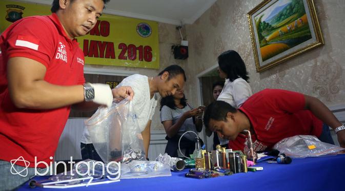 Preskon hasil penggeledahan di rumah Aa Gatot Brajamusti. (Deki Prayoga/Bintang.com)