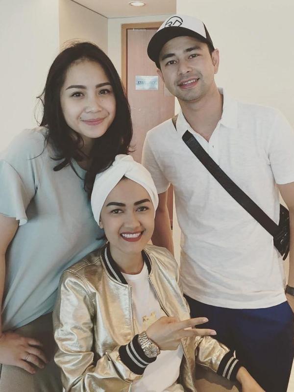 Raffi Ahmad, Nagita Slavina dan Julia Perez berpose bersama. (Instagram @raffinagita1717)