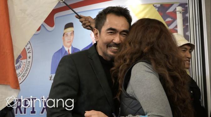 Reza Artamevira mencium tangan Gatot Brajamusti usai terpilih kembali sebagai ketua PARFI. (Hasan Mukti Iskandar/Bintang.com)