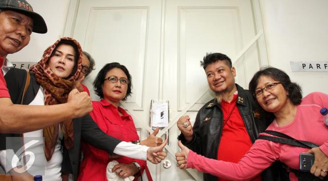 Sejumlah artis seperti Debbie Cynthia Dewi, Ki Kusumo, Lela Anggraini menyegel kantor Parfi di Kuningan, Jakarta. (Istimewa)