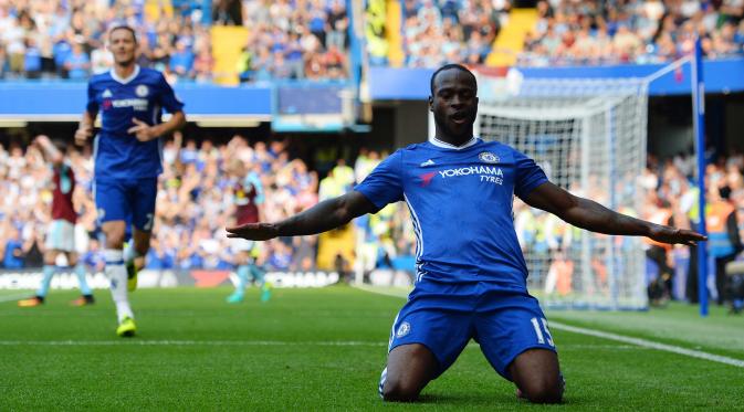 Victor Moses membuat jumlah dribel Chelsea musim ini sangat tinggi. (AFP/Glyn Kirk)