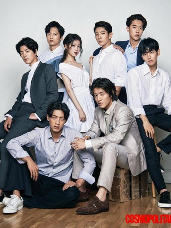 IU dikelilingi pria tampan yang menjadi lawan mainnya, termasuk Lee Jun Ki dan Kang Ha Neul dalam Scarlet Hearts (foto: Cosmopolitan)