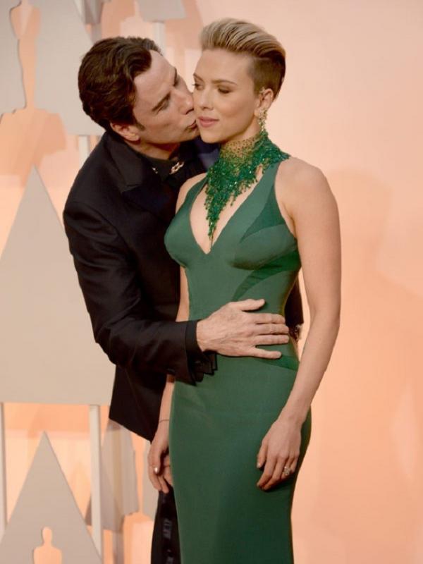 Ciuman John Travolta dan Scarlett Johansson di Oscar. (via. Hollywoodlife)