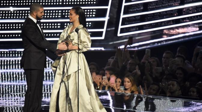 Kebersamaan Drake dan Rihanna di VMA 2016. (AFP/Bintang.com)