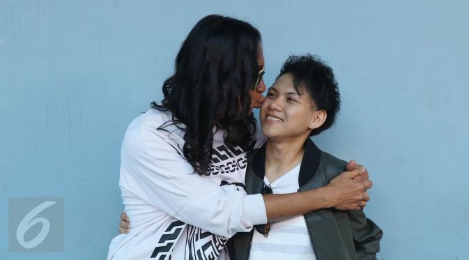 Komedian, Aming Sugandhi mencium pipi istrinya, Evelyn Nada Anjani ketika ditemui usai mengisi acara di kawasan Tendean, Jakarta, Rabu (31/8). Untuk pertama kalinya, Aming memperkenalkan sang istri ke publik secara resmi. (Liputan6.com/Herman Zakharia)
