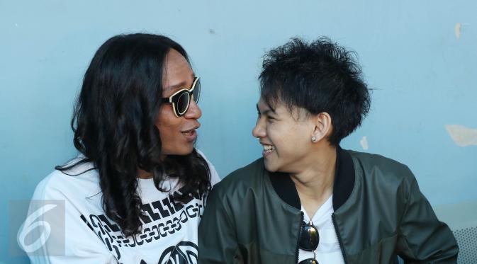 Aming dan Evelyn Nada Anjani saling berbincang ketika ditemui usai mengisi acara di kawasan Tendean, Jakarta, Rabu (31/8). Ketika sejumlah wartawan tengah mewawancarai pasangan tersebut, mereka tak segan mengumbar kemesraan. (/Herman Zakharia)