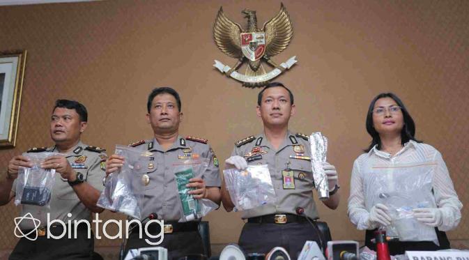 Preskon Polres Jakarta Selatan hasil pengeledahan di rumah Aa Gatot Brajamusti. (Andy Masela/Bintang.com)