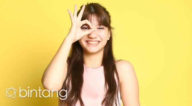 Cassandra Lee siap menyapa penggemarnya melalui program BBM Live Chat di Celebs Channel. (Febio Hernanto/Bintang.com)