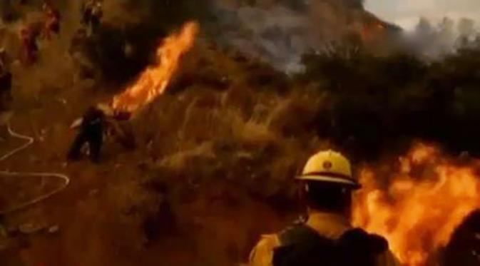 Kebakaran hutan yang melanda wilayah timur Los Angeles, California. 