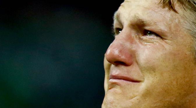 Pemain Jerman, Bastian Schweinsteiger, menangis jelang laga melawan Finlandia di Stadion Borussia-Park, Jerman, Kamis (1/9/2016). Pertandingan ini merupakan laga terakhir Bastian berseragam Jerman. (Reuters/Thilo Schmuelgen)