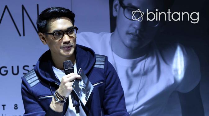 Album Sides resmi dirilis pada Rabu, (31/8) dengan berisi 13 track song list di dalamnya. Dua sisi Afgan yang berbeda ditonjolkan dalam albumnya ini. (Nurwahyunan/Bintang.com)