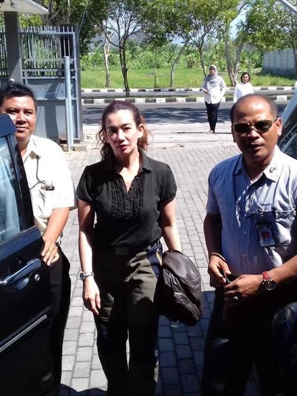 Reza Artamevia tiba di BNNP NTB, Mataram. (Liputan6.com/Hans Bahanan)