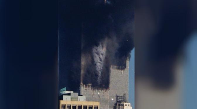 Penampakan 'wajah iblis' yang terlihat sesaat setelah pesawat jet penumpang menabrak menara selatan WTC (Mark D Phillips)