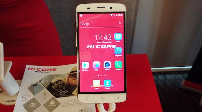 HiCore Play Z5, salah satu smartphone perdana yang diperkenalkan hari ini. (Liputan6.com/Jeko Iqbal Reza)