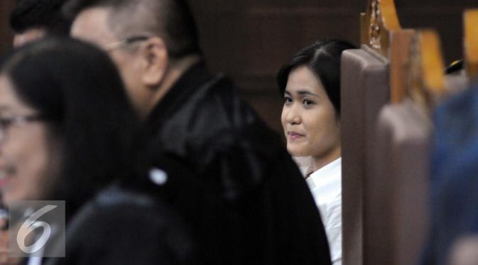 Terdakwa kasus pembunuhan Wayan Mirna Salihin, Jessica Kumala Wongso menyimak keterangan saksi ahli ketika menjalani sidang lanjutan di Pengadilan Negeri Jakarta Pusat, Jakarta, Kamis (1/9). (Liputan6.com/Helmi Afandi)