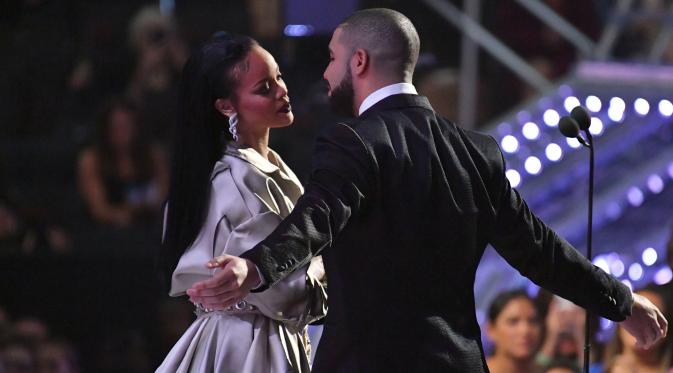 Pada konsernya di Miami, Drake dan Rihanna berciuman di panggung.