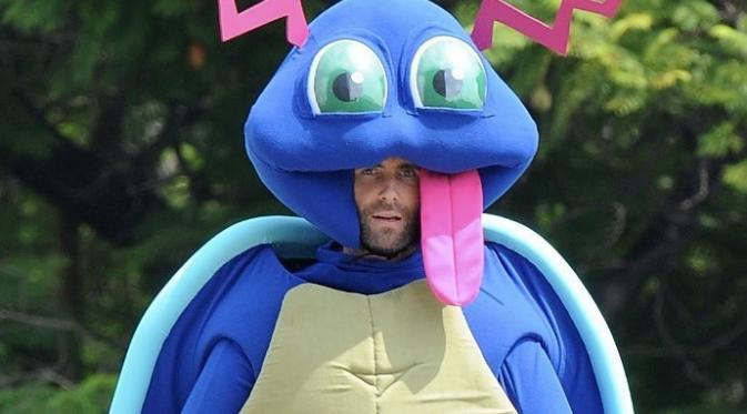 Maroon 5 pakai kostum monster lucu untuk syuting video klip terbaru (Foto: aceshowbiz.com)