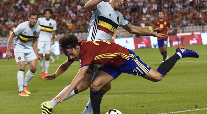 David Silva berjibaku saat merebut bola dengan pemain Belgia (AFP)