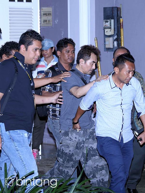 Gatot Brajamusti saat penggeledahan di rumahnya. (Nurwahyunan/Bintang.com)