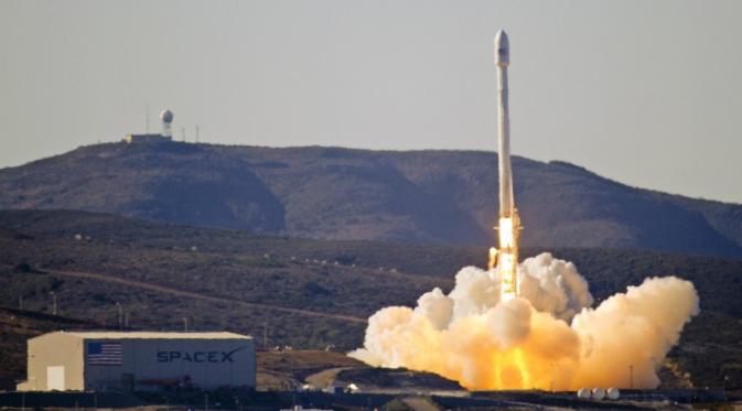 Roket Falcon 9 milik SpaceX (US Air Force)