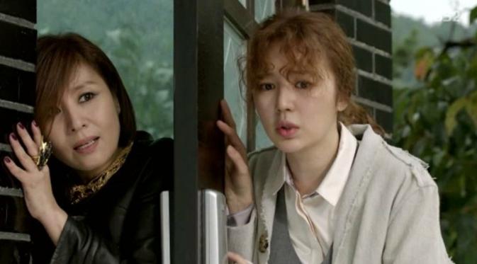 Yoon Eun Hye (Na Mi Rae) saat berteu dengan dirinya di masa depan Nam Mi Rae yang berusia 50 tahun-an.