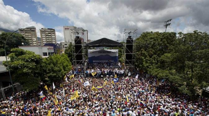 Tak Tahan Krisis,  Warga Venezuela Tuntut Presiden Mundur (Reuters)