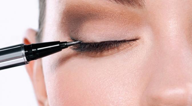 Jangan salah memulas makeup, biar nggak kelihatan berlebihan. (via: ayeey.com)