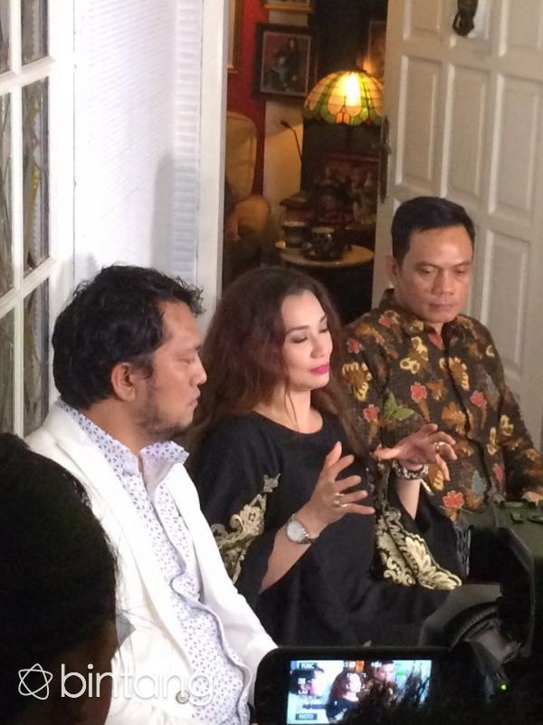 Reza Artamevia saat jumpa pers bersama Ramdan Alamsyah di kediaman orangtuanya kawasan Jakarta Selatan. (Adrian Putra/Bintang.com)