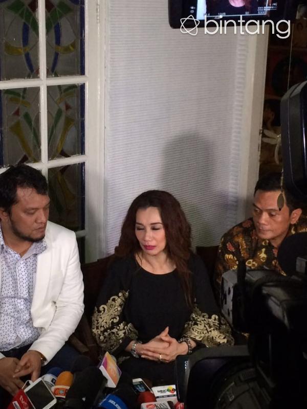 Reza Artamevia saat jumpa pers bersama Ramdan Alamsyah di kediaman orangtuanya kawasan Jakarta Selatan. (Adrian Putra/Bintang.com)