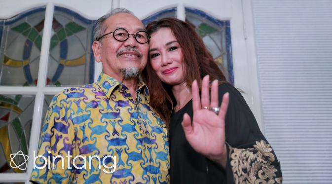 Reza Artamevia bersama sang ayah usai menggelar jumpa pers terkait kasus dugaan penyalahgunaan narkoba. (Adrian Putra/bintang.com)