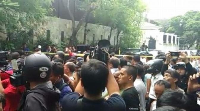 Warga berkumpul di depan rumah korban perampokan Pondok Indah (tampak samping)