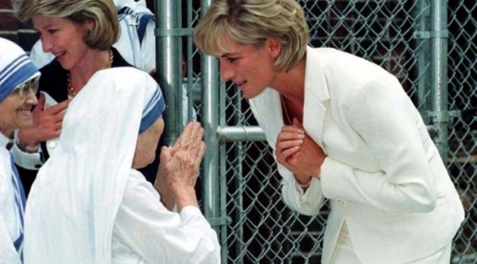 Putri Diana saat bertemu dengan Bunda Teresa (Reuters)