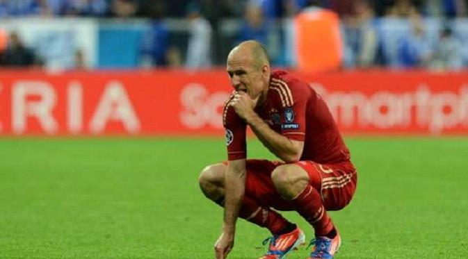 Ekspresi Arjen Rpbben saat gagal mengeksekusi penalti saat Bayern Muenchen melawan Chelsea di final Liga Champions 2011/2012. (AFP)