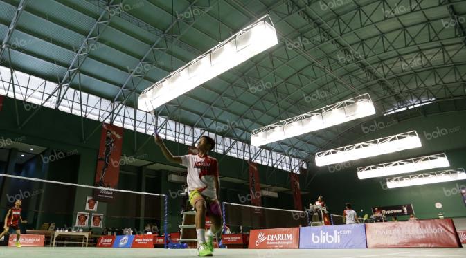 Suasana pertandingan kelompok umur 15 tahun putra final Audisi Umum Djarum Beasiswa Bulutangkis 2016 di GOR Djarum, Jati, Kudus, Sabtu (3/9/2016). (Bola.com/Arief Bagus)