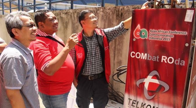 General Manager ICT Operation Regional Jawa Barat Telkomsel, Ardhiono Trilaksono (tengah) dan VP Network Quality Management Telkomsel, Hanang Setioharga (kanan) mengecek Compact Mobile BTS Roda yang terpasang di Stadion Gelora Bandung Lautan Api.