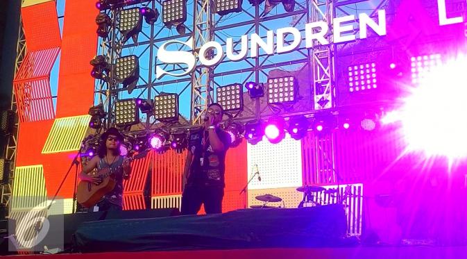 Shaggydog featuring Robi Navicula di ajang Soundrenaline 2016. (Ferry Noviandi/Liputan6.com)